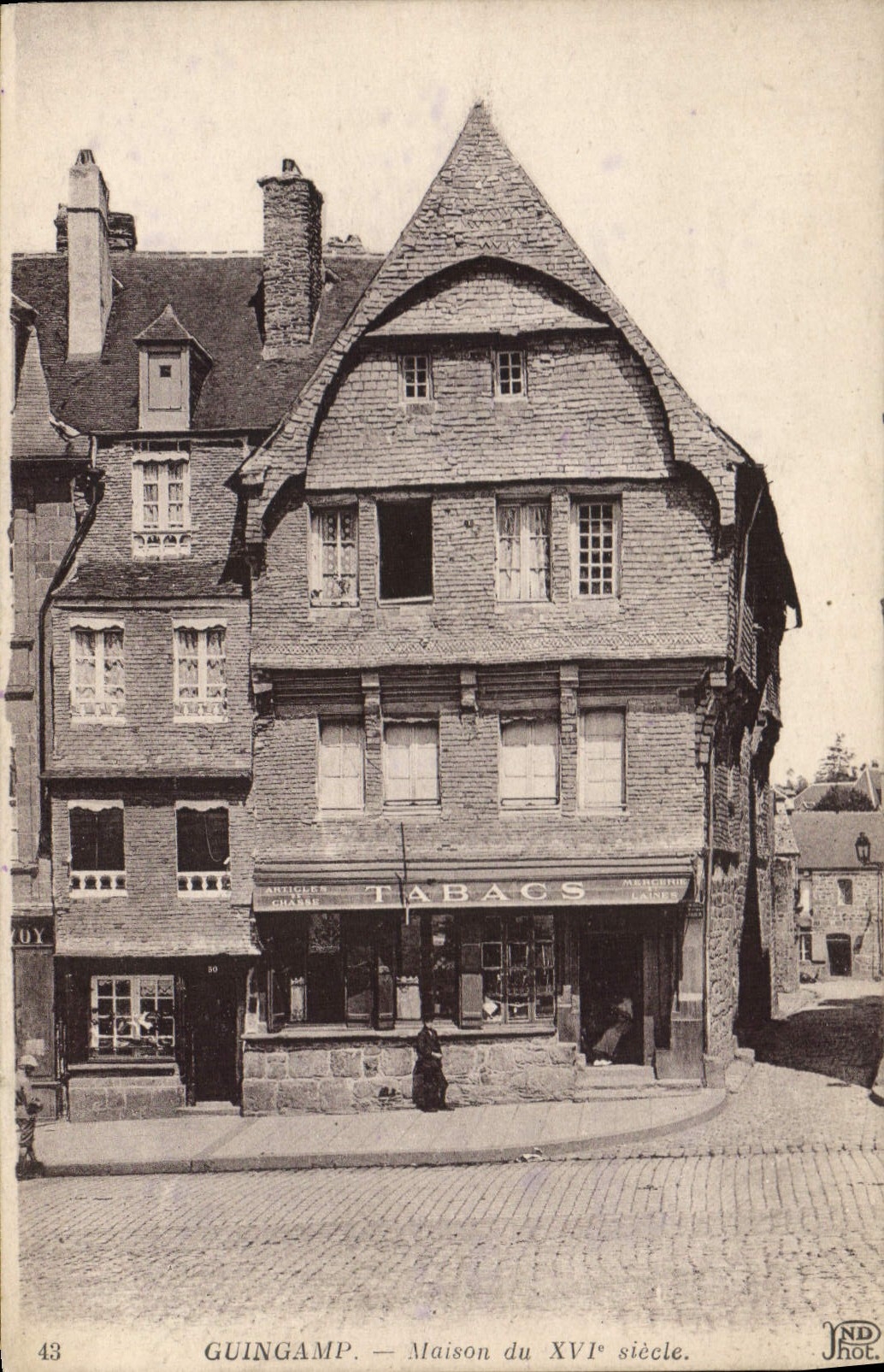 CPA Guingamp Maison du XVI siecle Tabacs Tabac