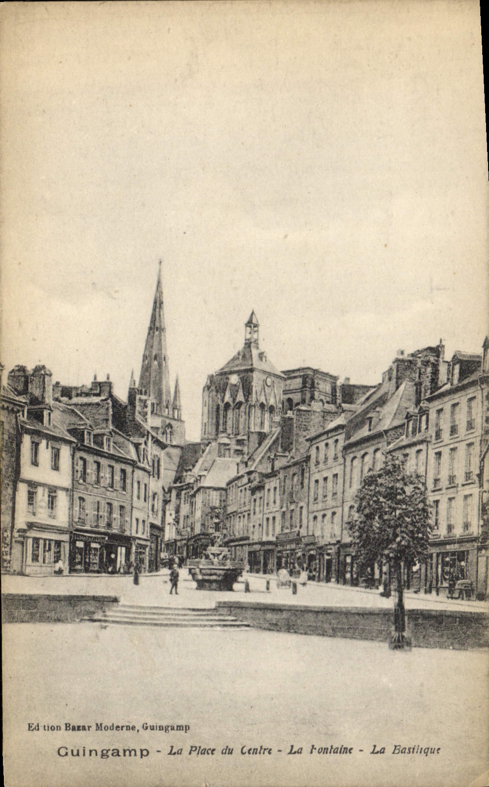 CPA Guingamp La Place du Centre La Fontaine La Basilique