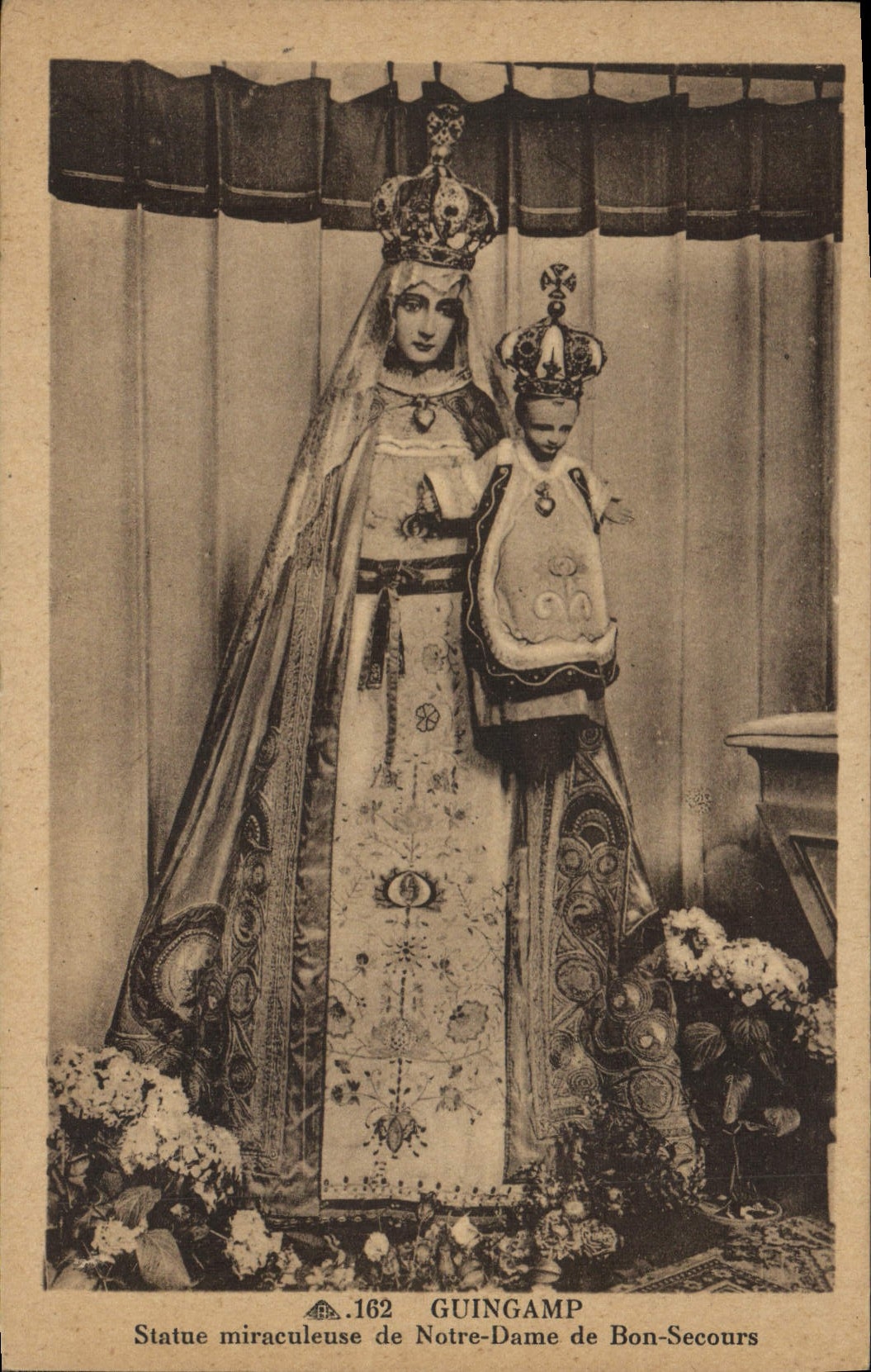 CPA Guingamp Statue miraculeuse de Notre Dame de Bon Secours