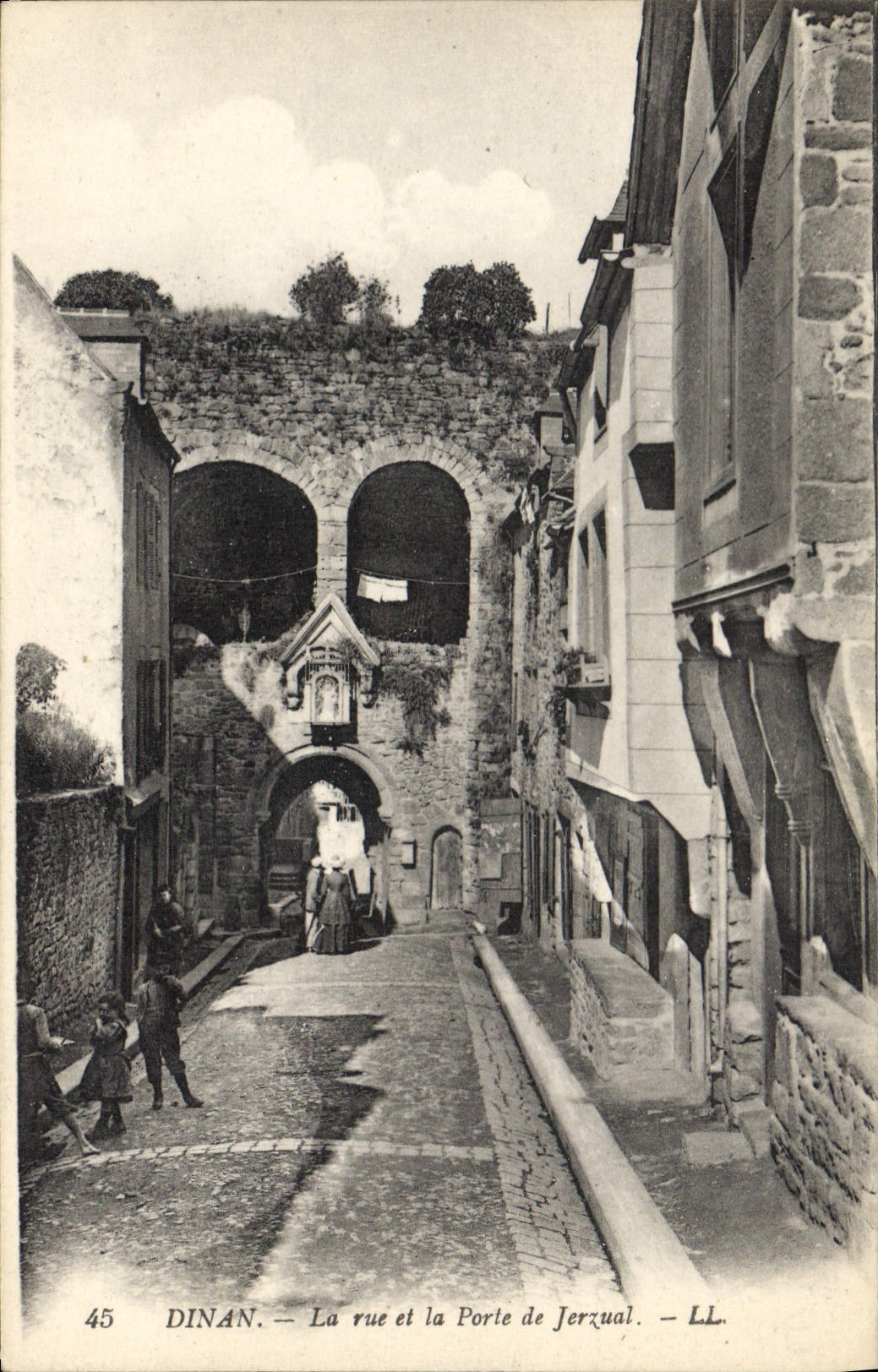 CPA Dinan La rue et la Porte de Jerzual 