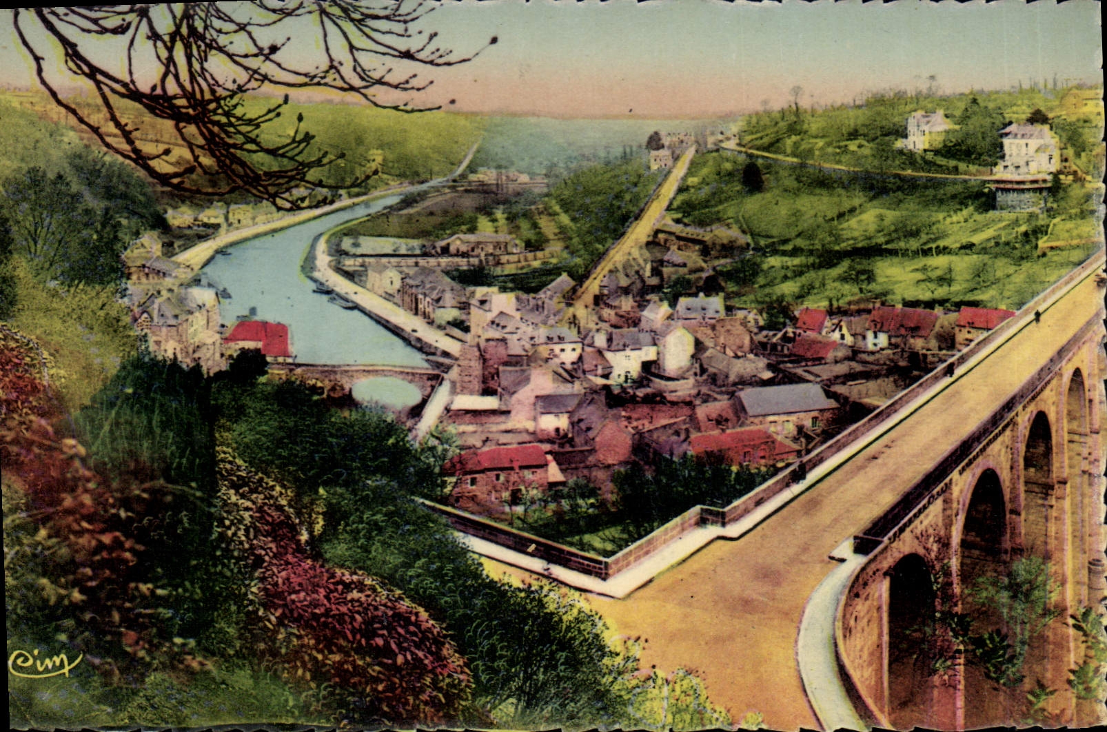 CPM Dinan Vue generale sur le Vieux Pont le viaduc et la Rance