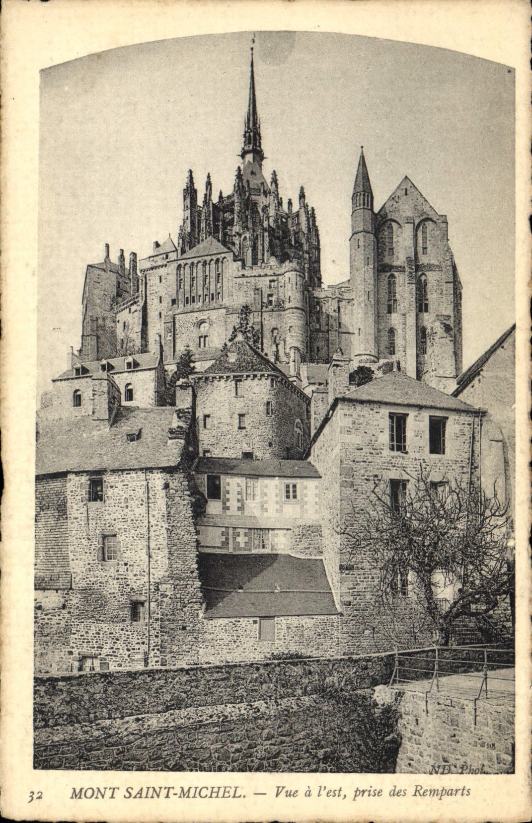 CPA Mont Saint Michel Vue a l'est prise des Remparts 