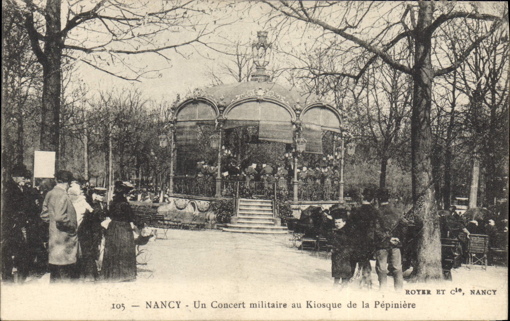CPA Nancy Un Concert militaire au Kiosque de la Pepiniere Militaria