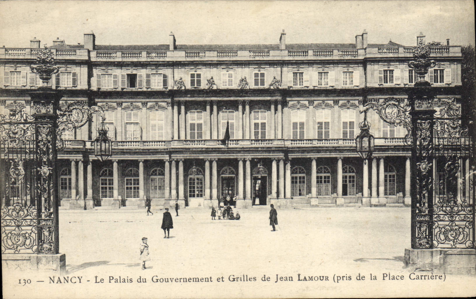 CPA Nancy Le Palais du Gouvernement et Grilles de Jean Lamour pris de la place Carriere