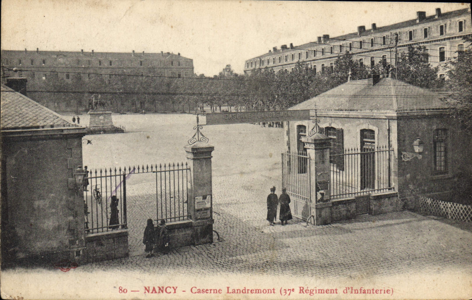 CPA Nancy Caserne Landremont 37eme regiment d'infanterie Militaria
