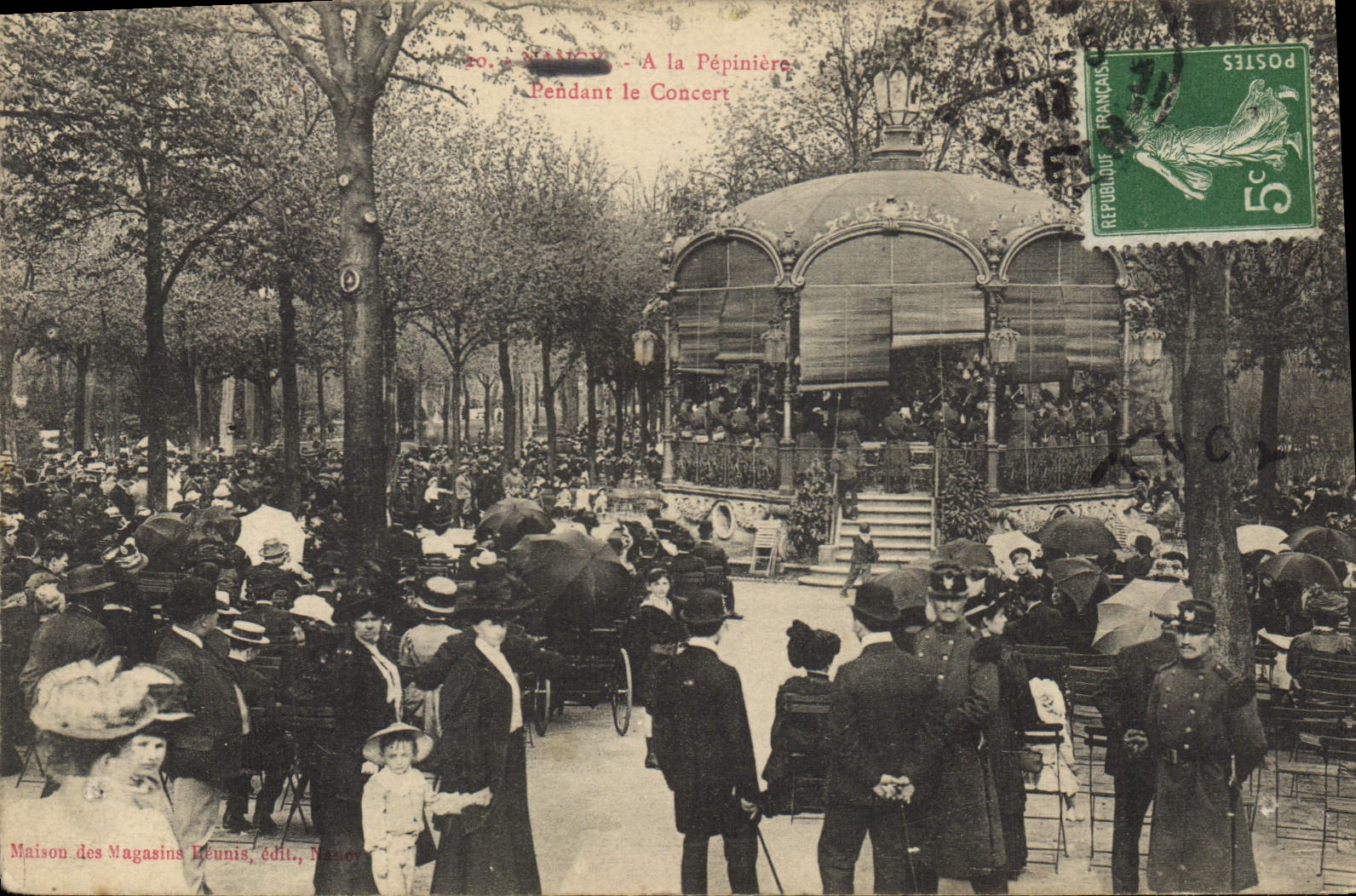 CPA Nancy A la Pepiniere Pendant le Concert Militaria