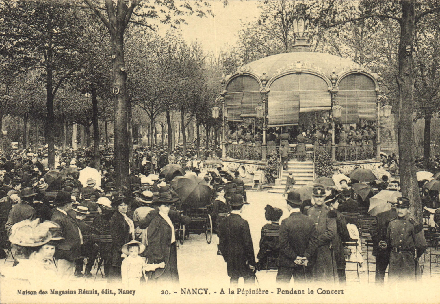 CPA Nancy A la Pepiniere Pendant le Concert Militaria