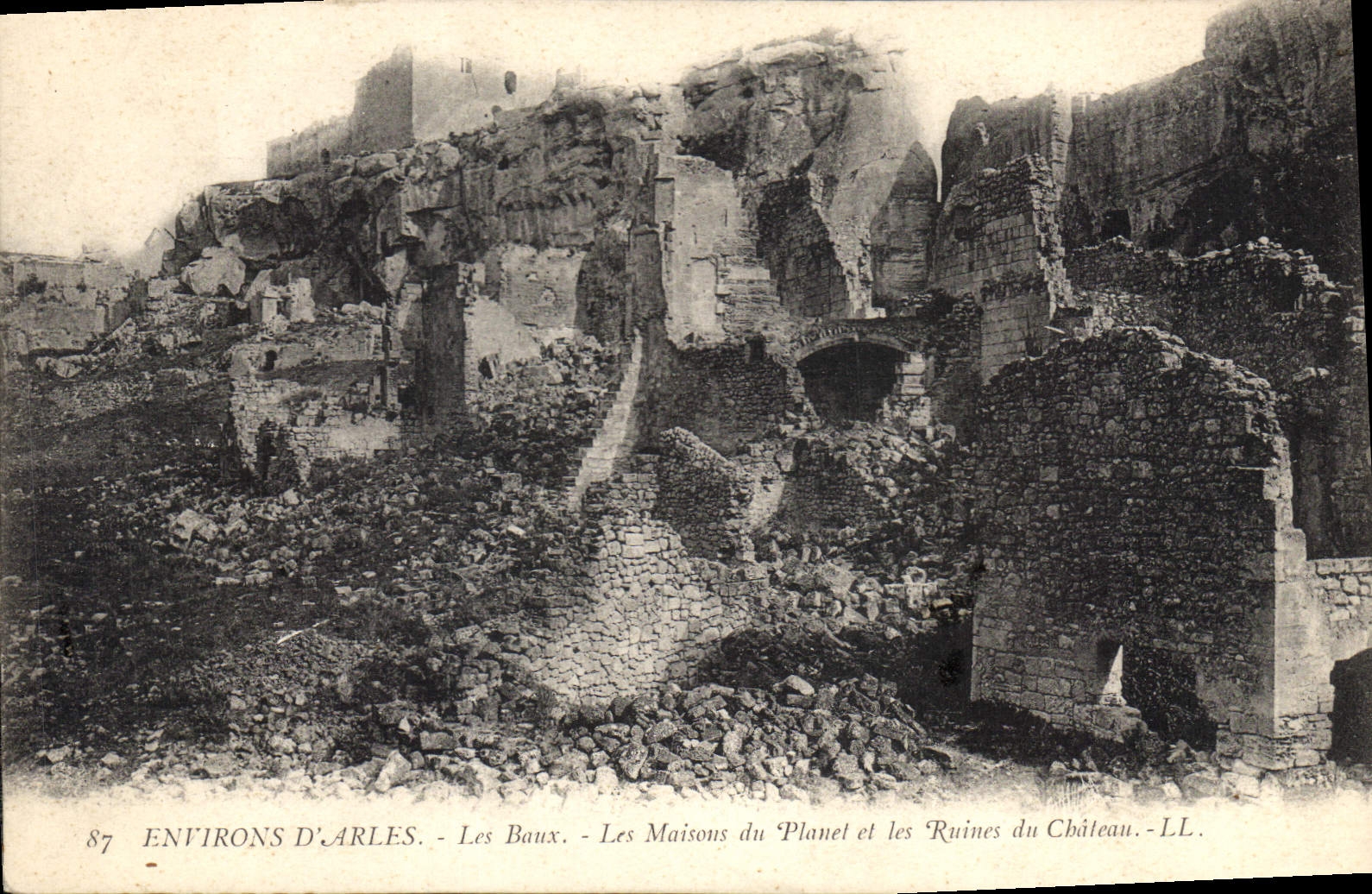 CPA Environs d'Arles Les Baux Les Maisons du Planet et les Ruines du Chateau 