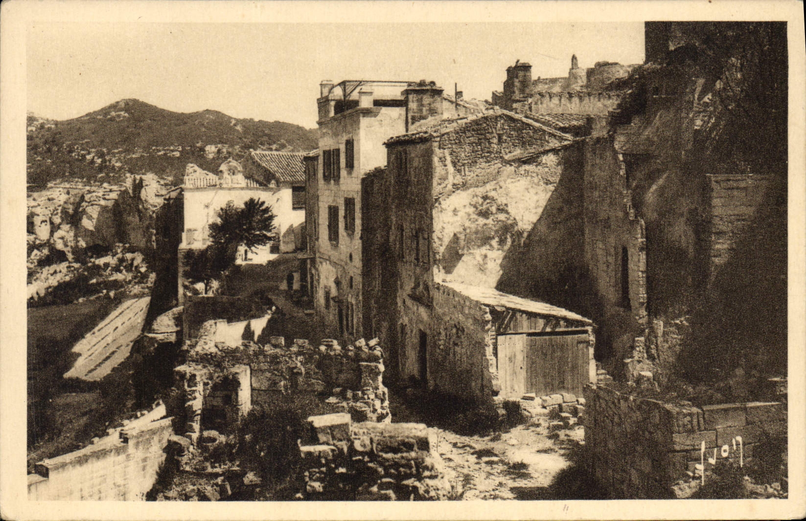 CPA Les baux Le Vallon de la Fontaine A gauche la voie romaine 
