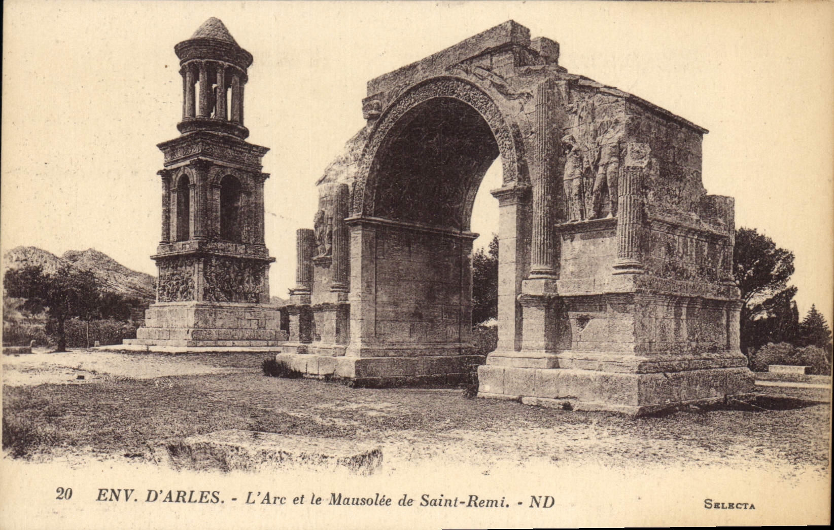 CPA Env d'Arles L'Arc et le Mausolee de Saint Remi 