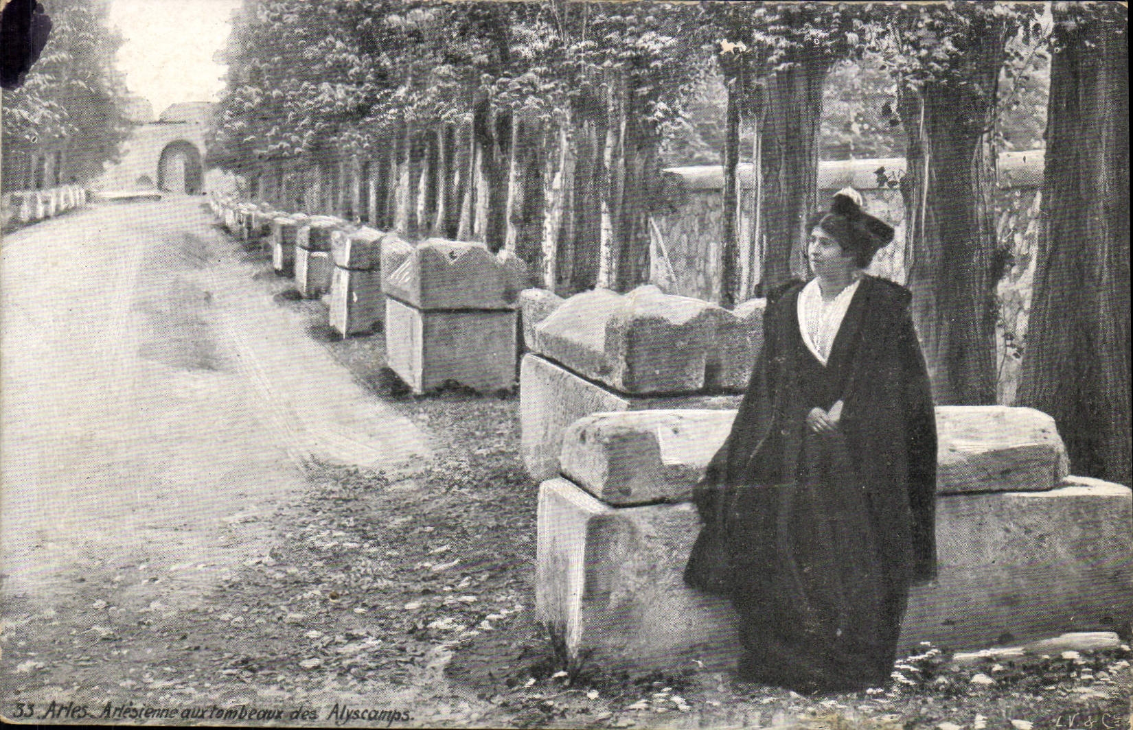 CPA Arles  Arlesienne aux tombeaux des Alyscamps Folklore