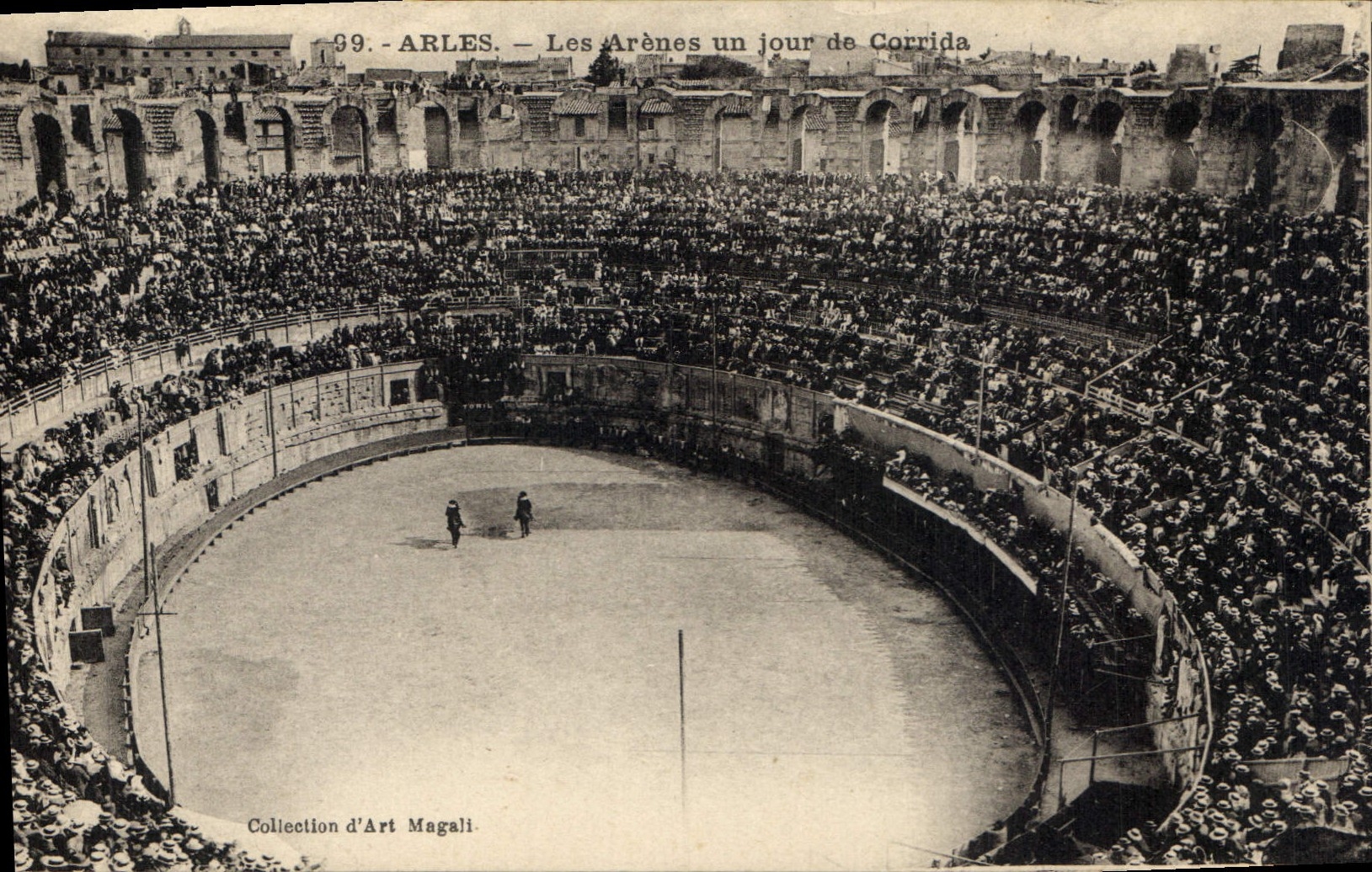 CPA Arles Les Arenes un jour de Corrida 