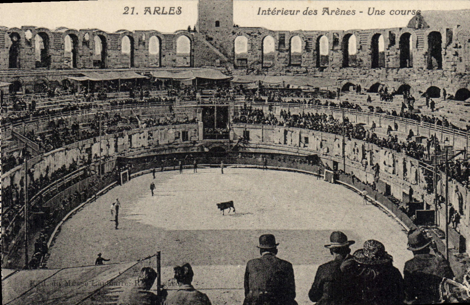 CPA Arles Interieur des Arenes Une course