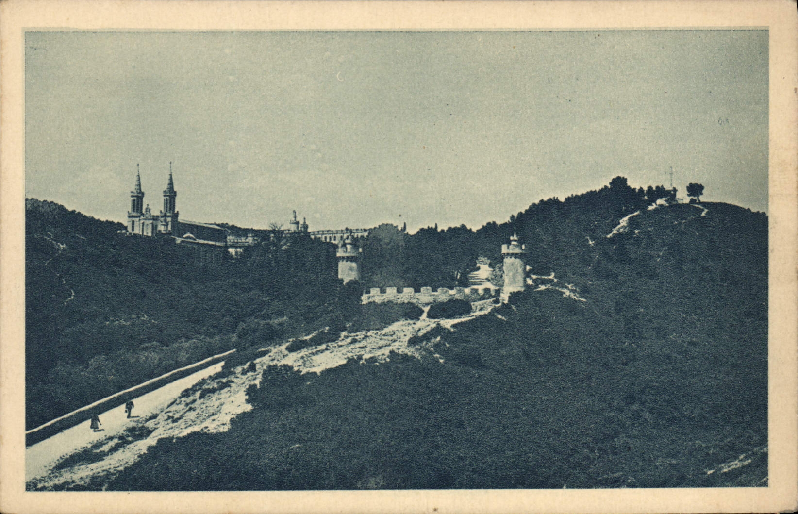 CPA St Michel de Frigolet L'Abbaye apparait sur la hauteur parmi les pins 