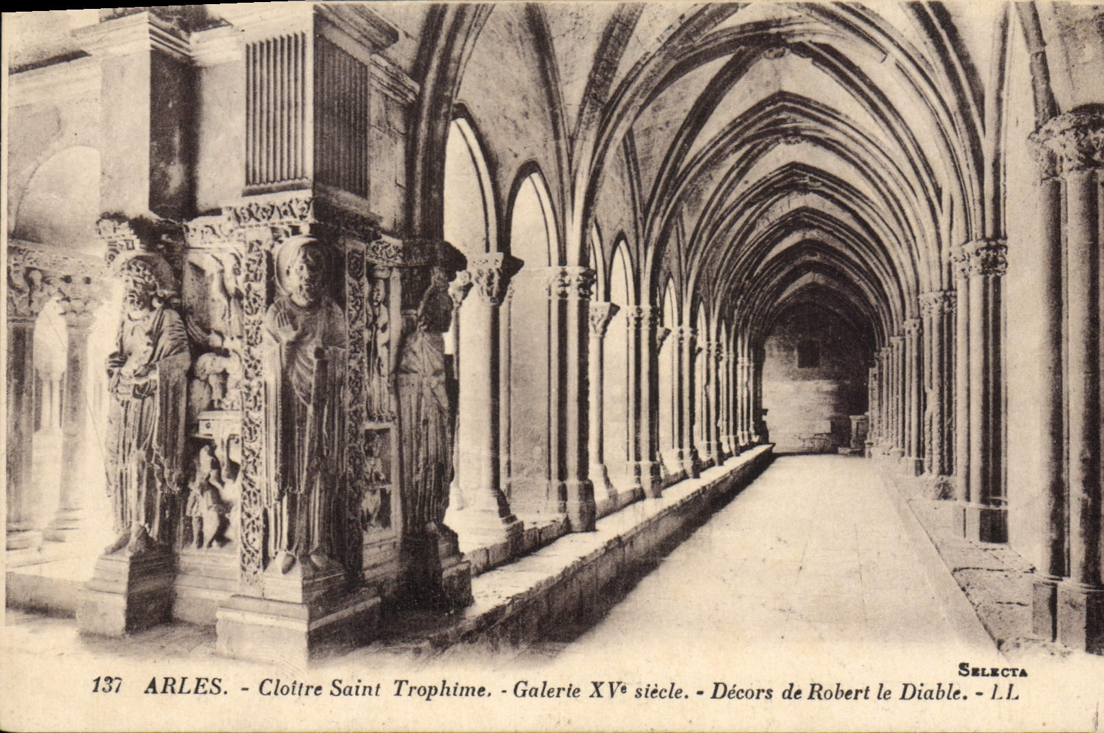 CPA Arles Cloitre Saint Trophime Galerie XV siecle 