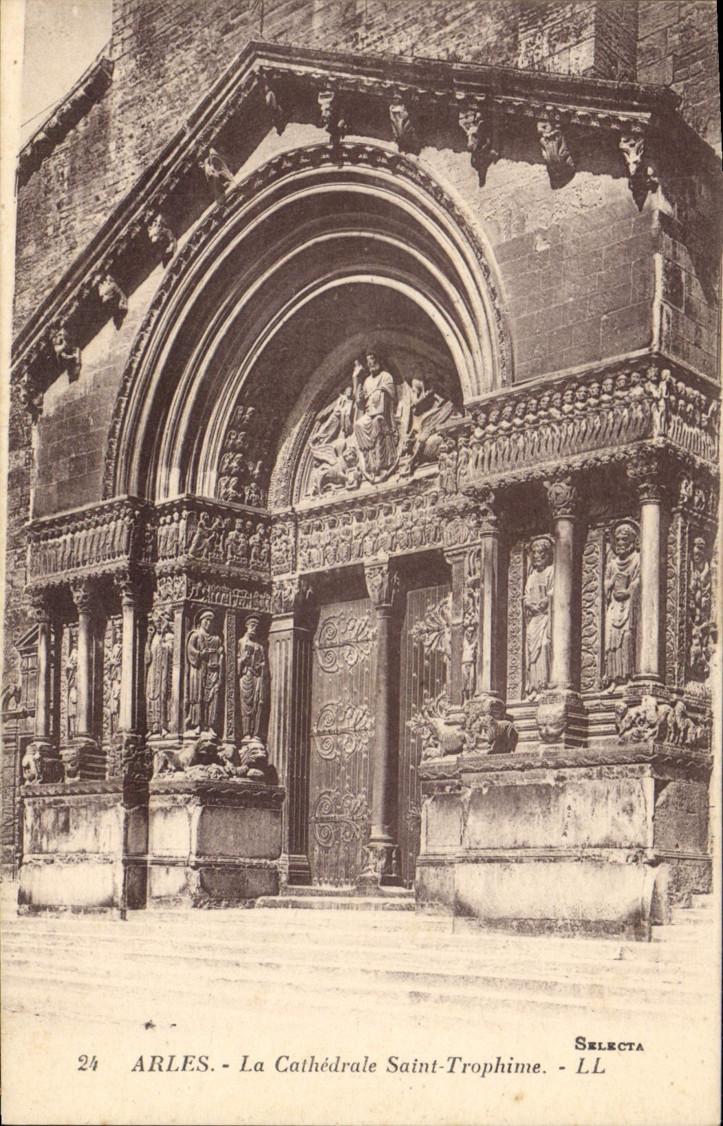 CPA Arles La Cathedrale Saint Trophime 