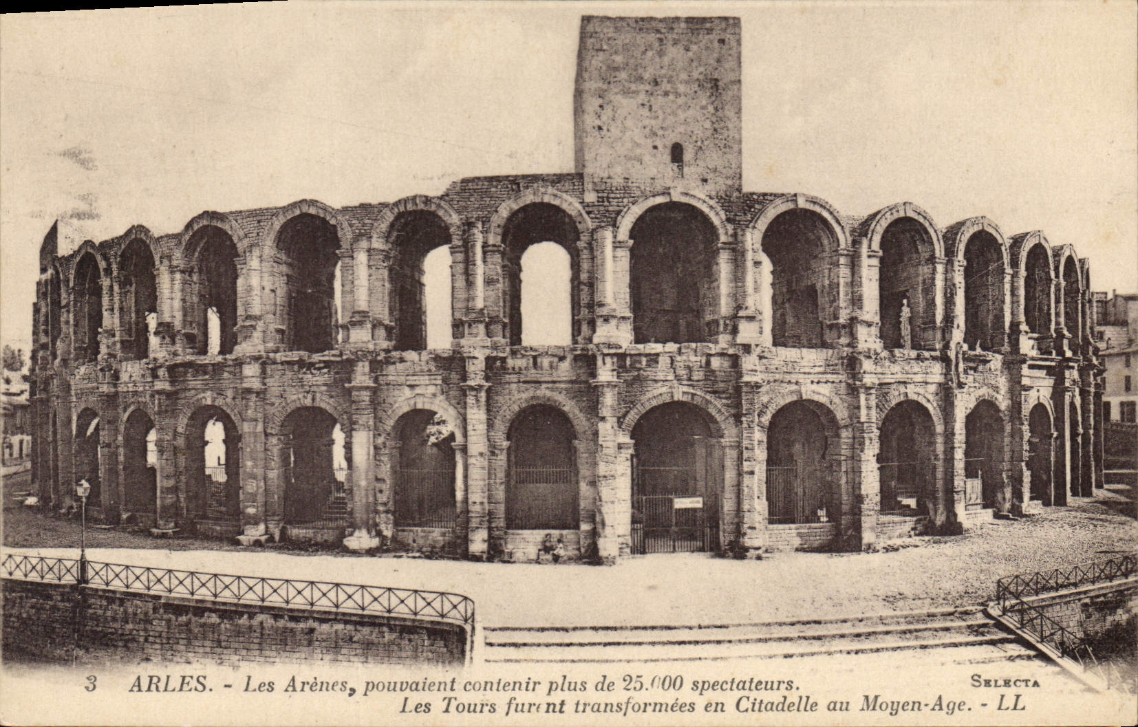 CPA Arles Les Arenes pouvalent contenir plus de 25000 spectateurs 