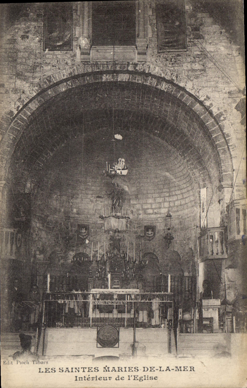 CPA Les Saintes Maries de la Mer Interieur de l'Eglise 