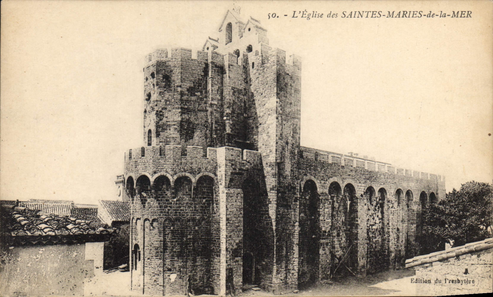 CPA L'Eglise des Saintes Maries de la Mer 
