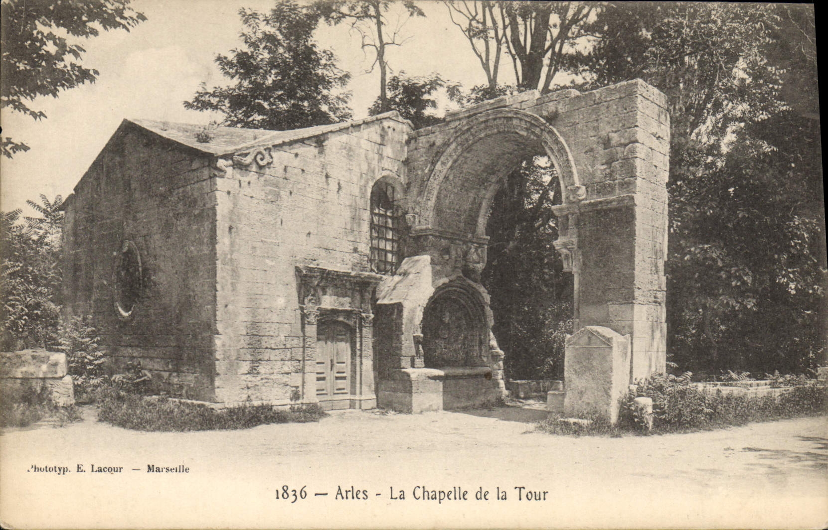 CPA Arles La Chapelle de la Tour 