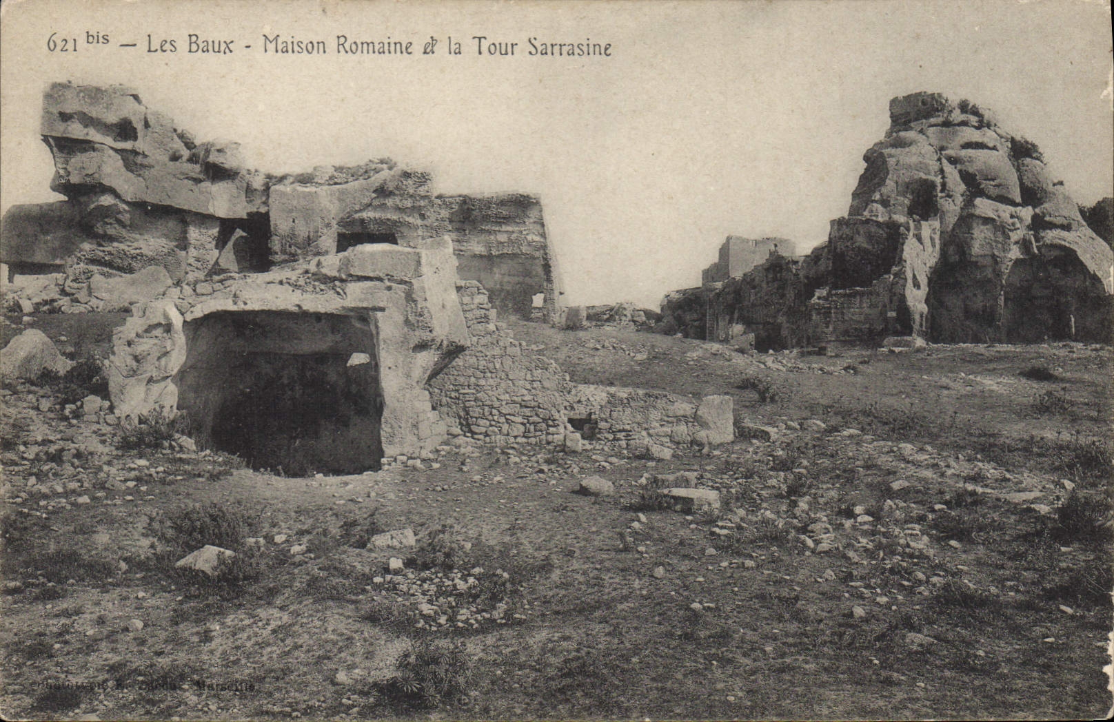 CPA Les Baux Maison Romaine et la Tour Sarrasine 