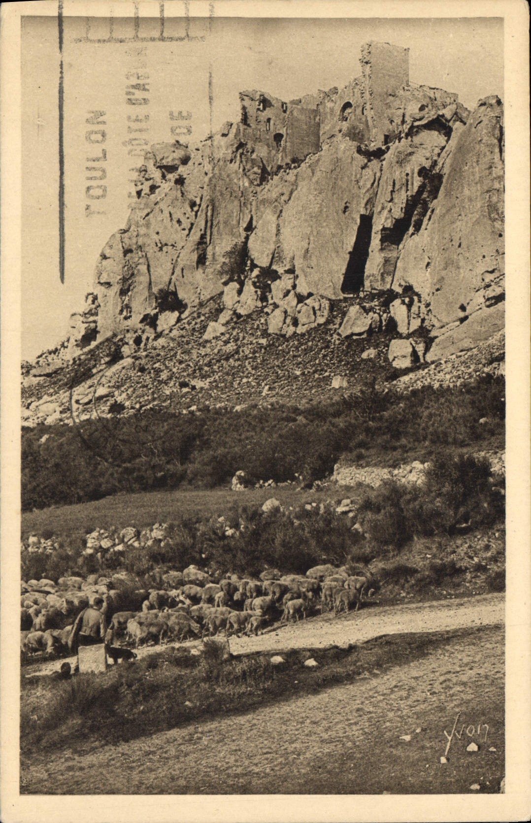 CPA Les Baux Les Ruines du Chateau feodal 