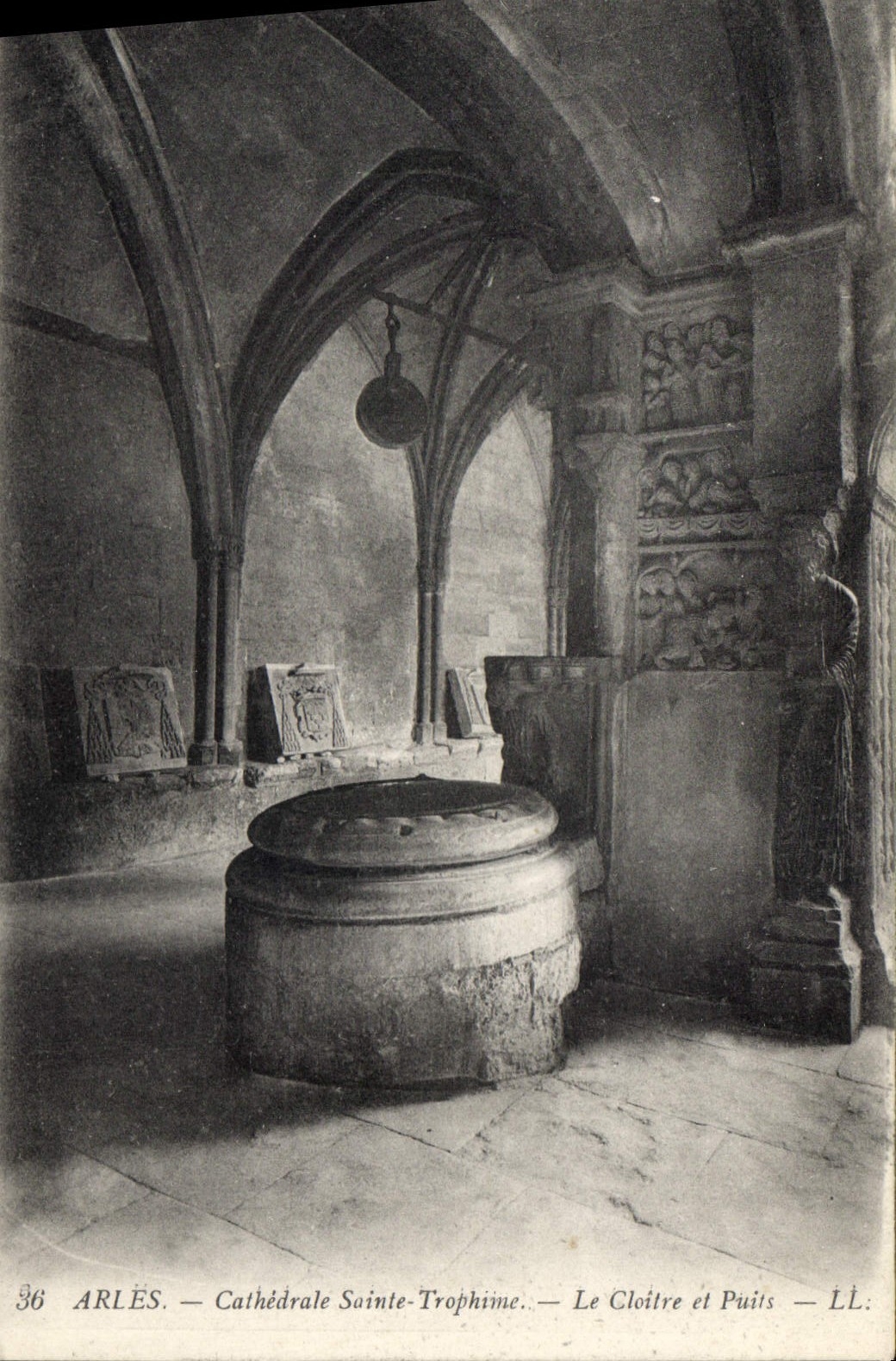 CPA Arles Cathedrale Saint Trophime le Cloitre et Puits 