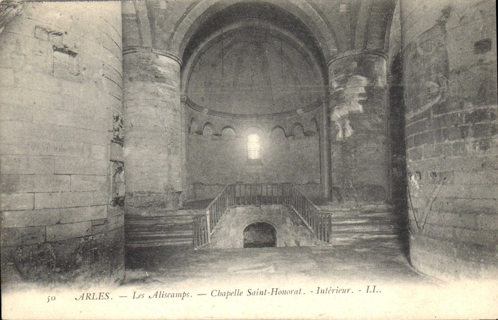 CPA Arles Les Aliscamps Chapelle Saint Honorat Interieur 
