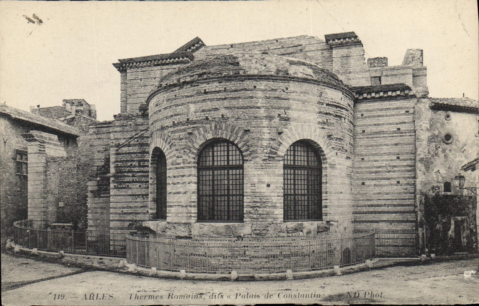 CPA Arles Thermes Romains Palais de Constantin 