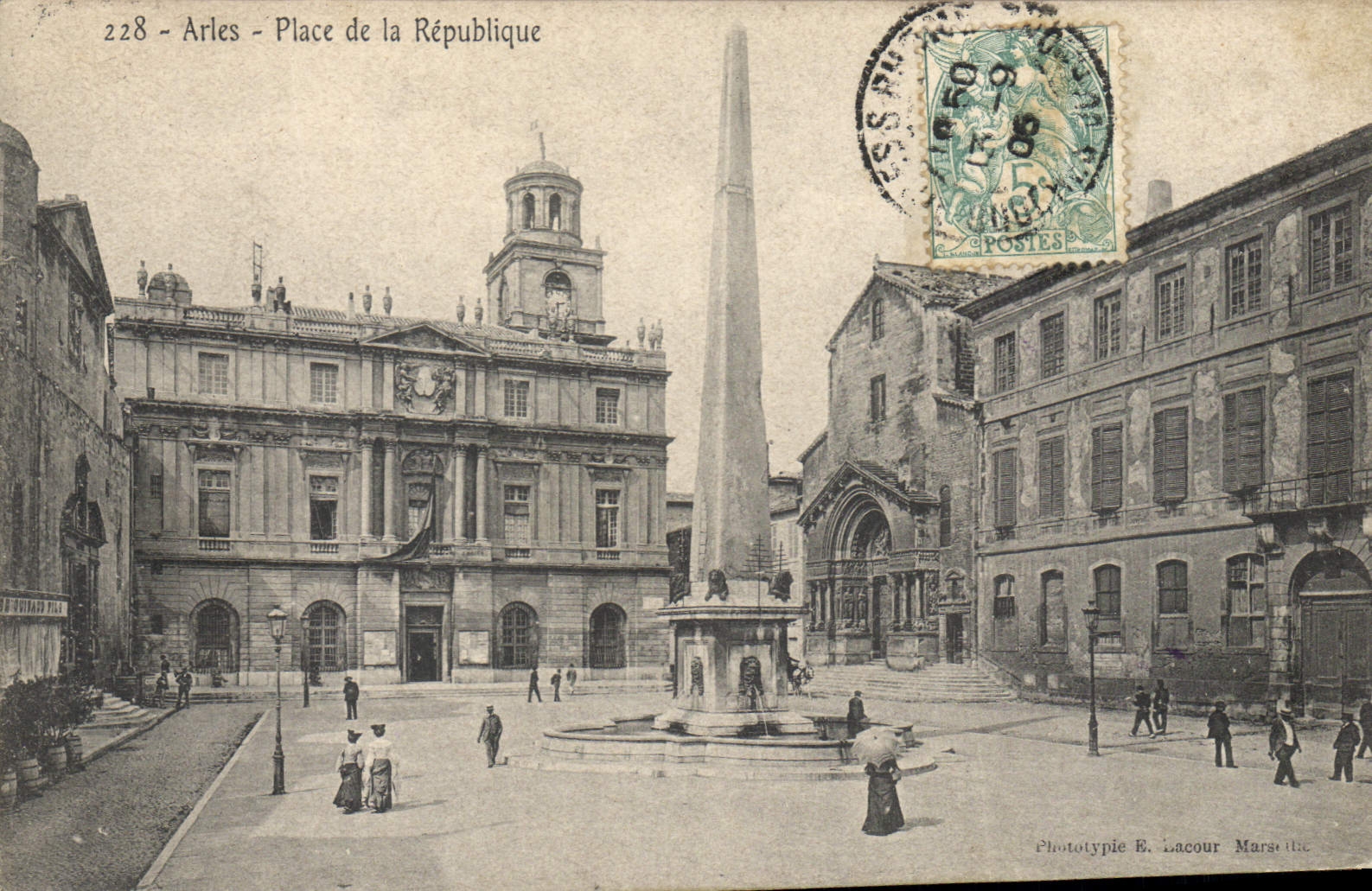 CPA Arles Place de la Republique 