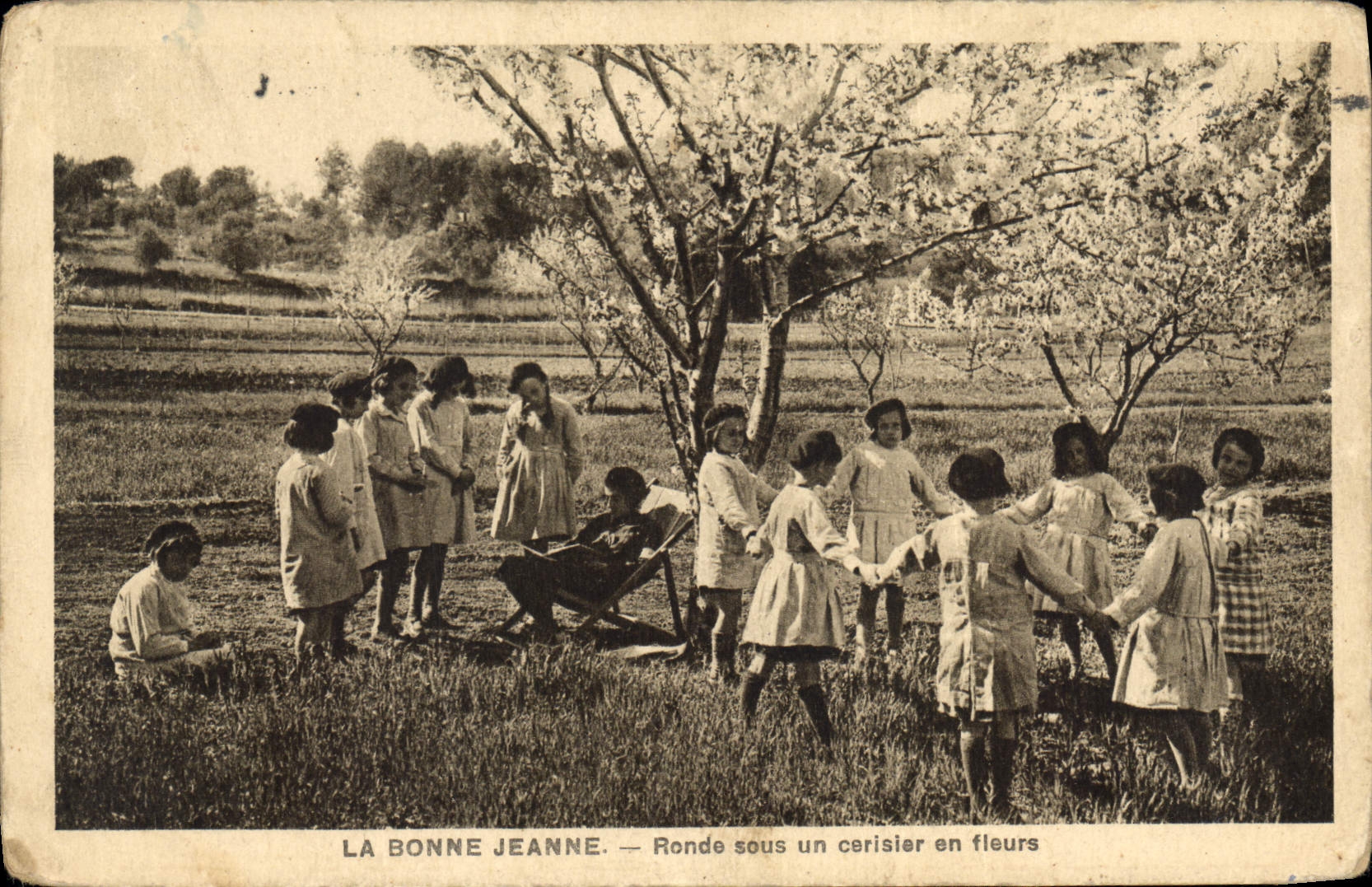 CPA La Bonne Jeanne Ronde sous un cerisier en fleurs 