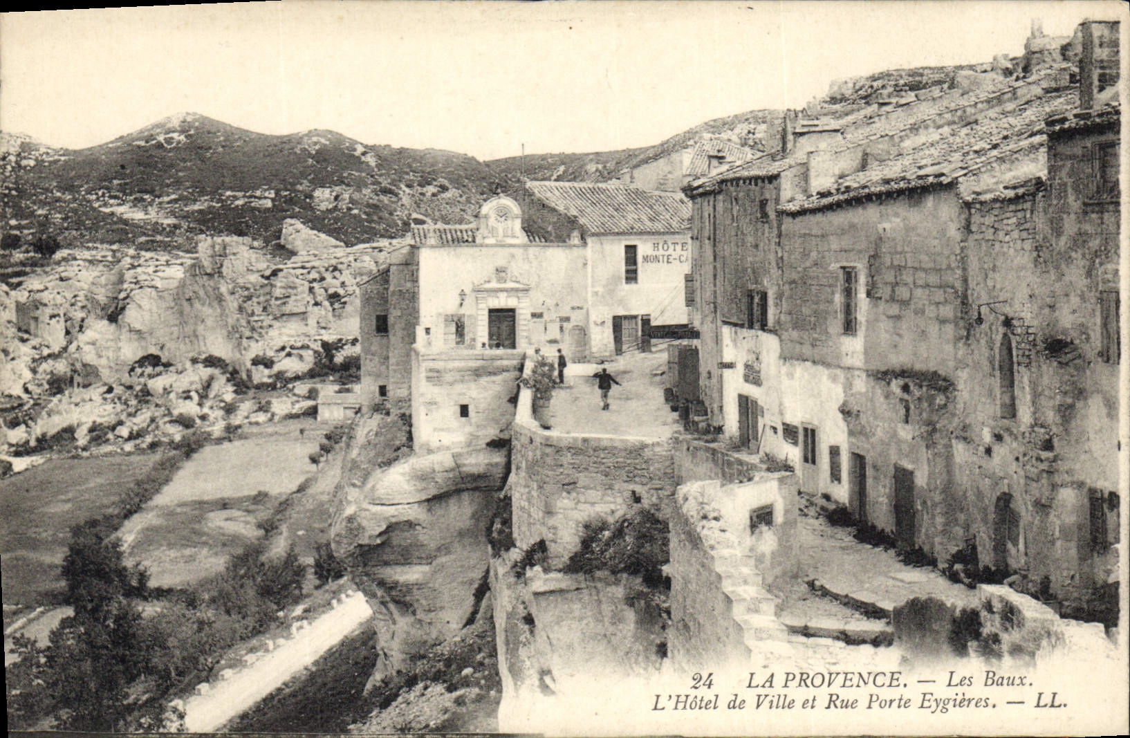 CPA La Provence Les Baux L'Hotel de Ville et Rue Porte Eygieres 
