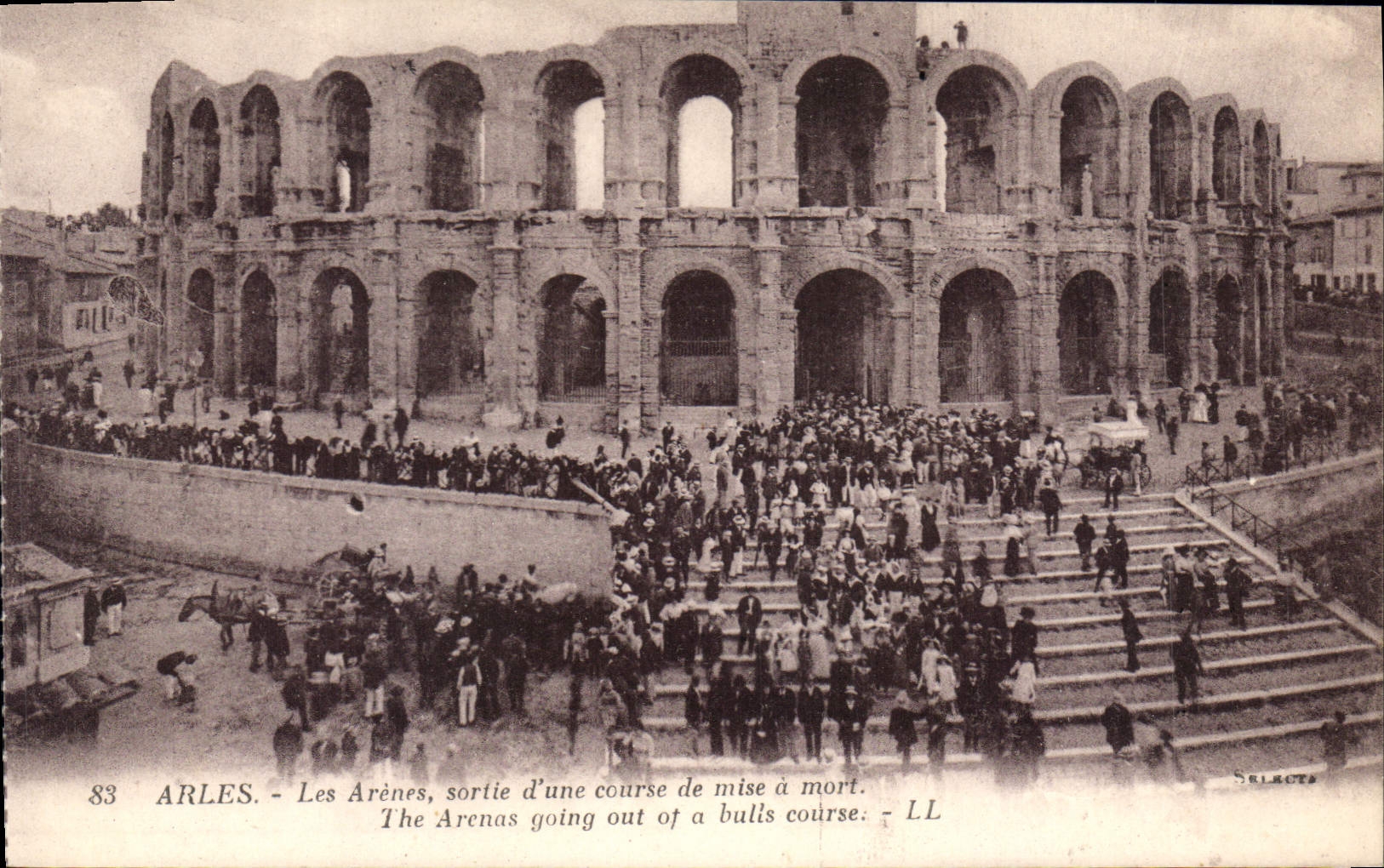 CPA Arles Les Arenes sortie d'une course de mise a mort 