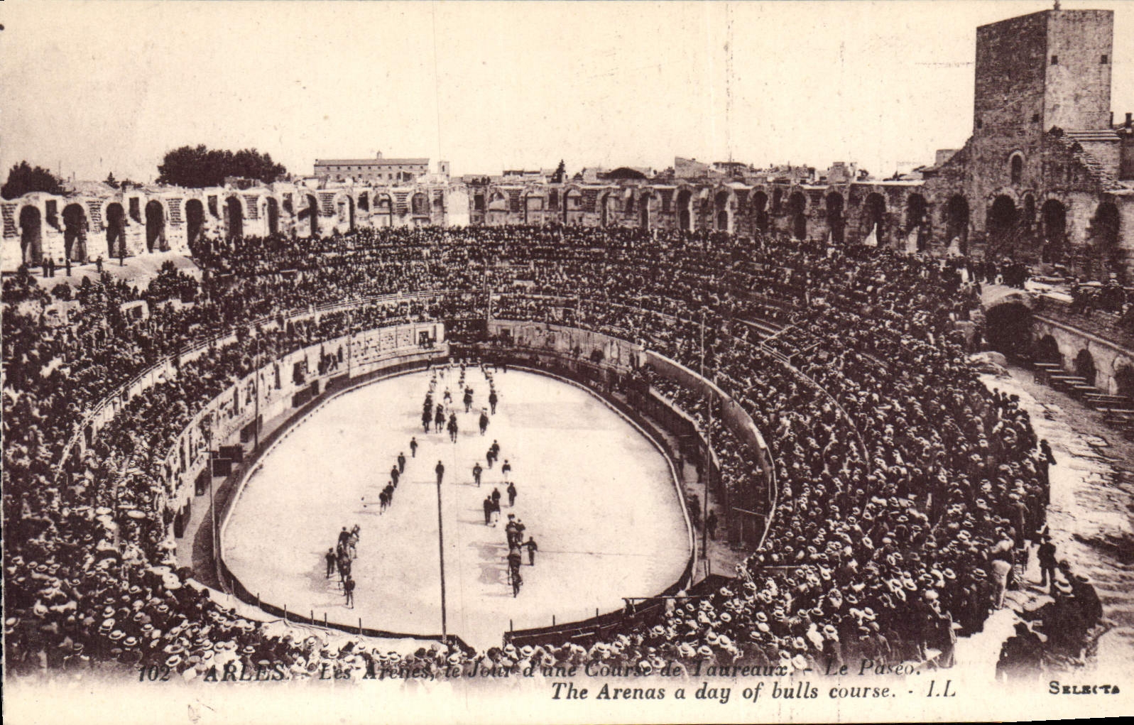 CPA Arles Les arenes Course de taureaux