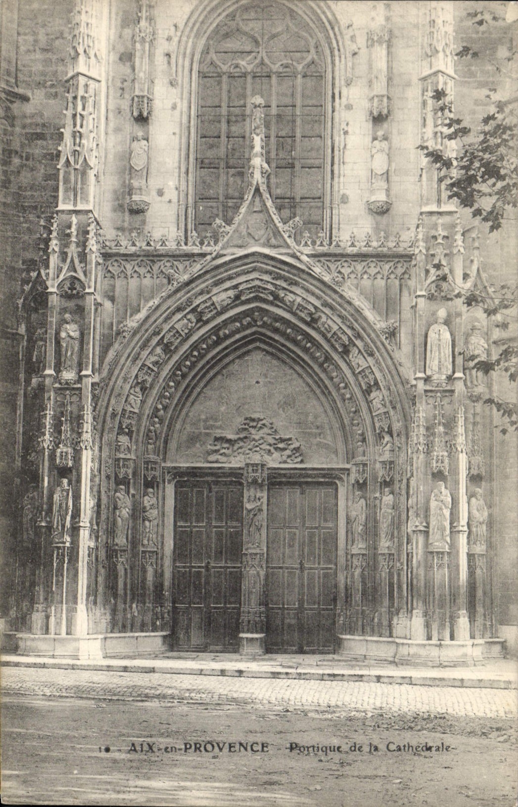 CPA Aix en Provence Portique de la Cathedrale 