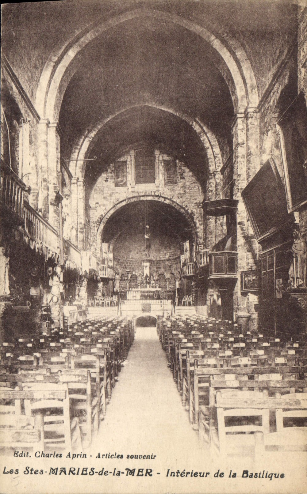 CPA Les Stes Maries de la Mer Interieur de la Basilique
