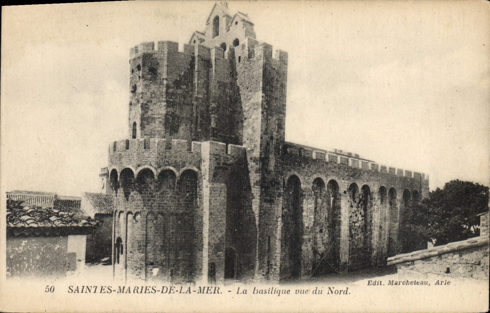 CPA Saintes Maries de la Mer La Basilique vue du Nord 