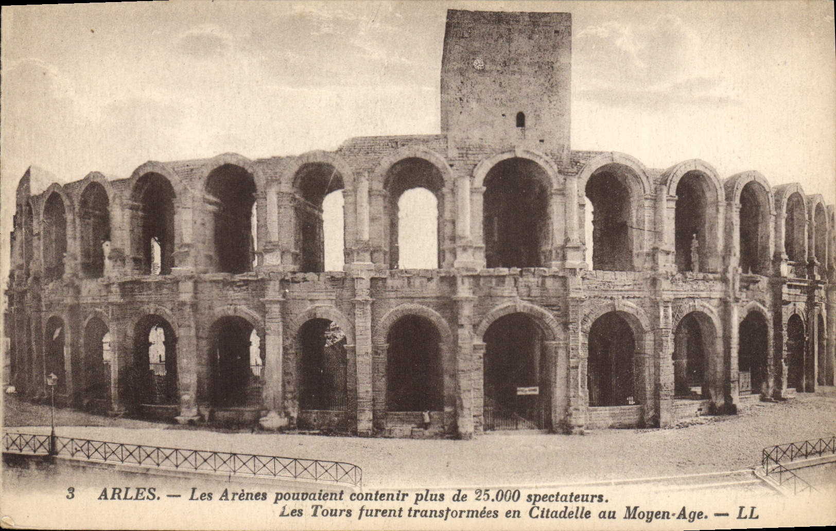 CPA Arles Les Arenes pouvaient contenir plud de 25000 spectateurs 