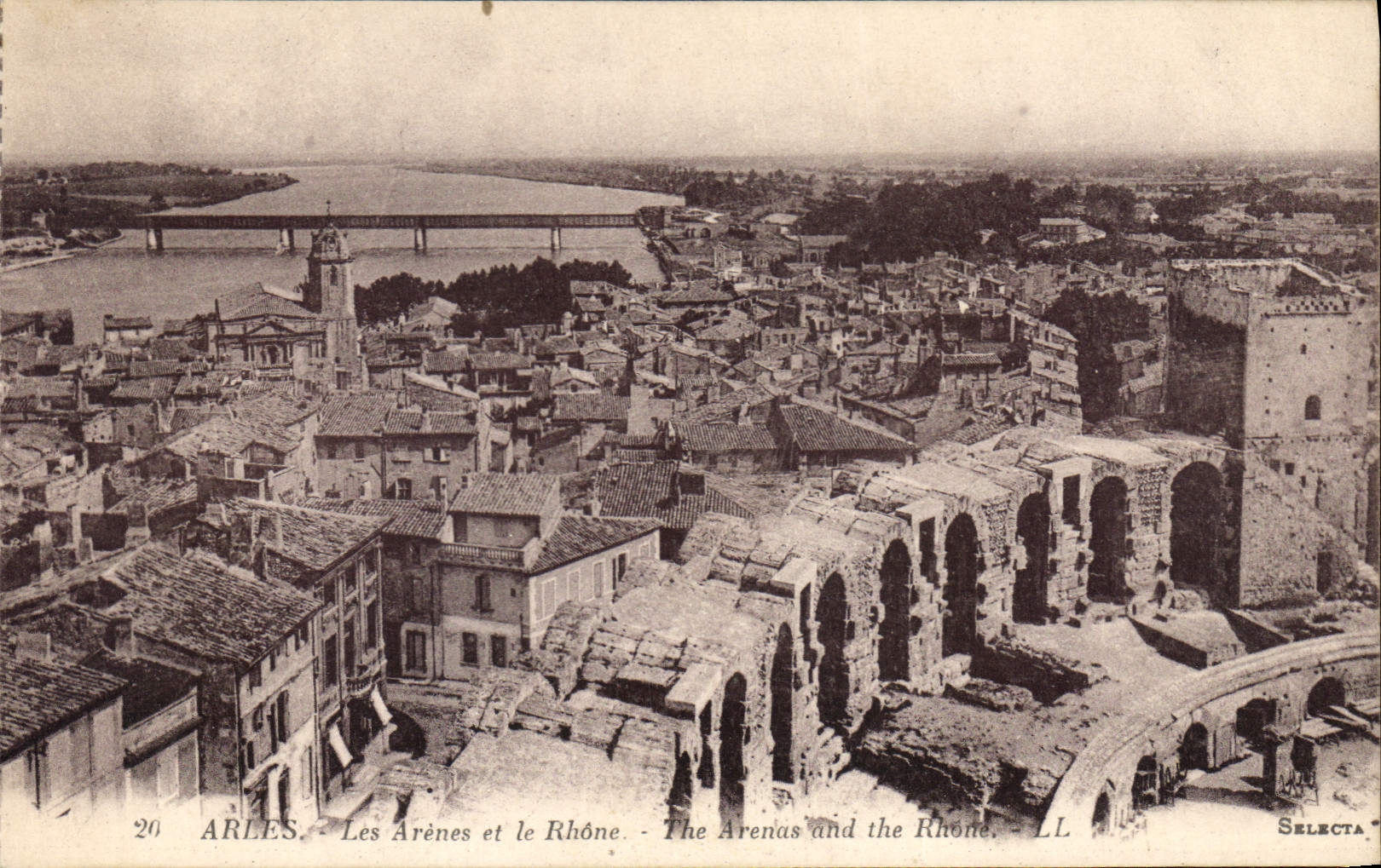 CPA Arles Les Arenes et le Rhone 