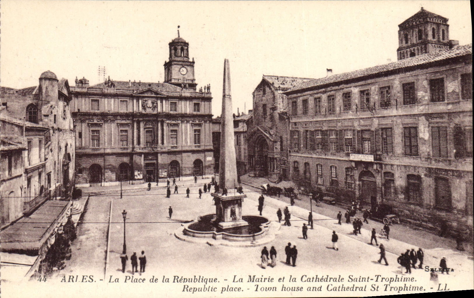 CPA Arles Le Place de la Republique La mairie et la cathedrale Sainte Trophime