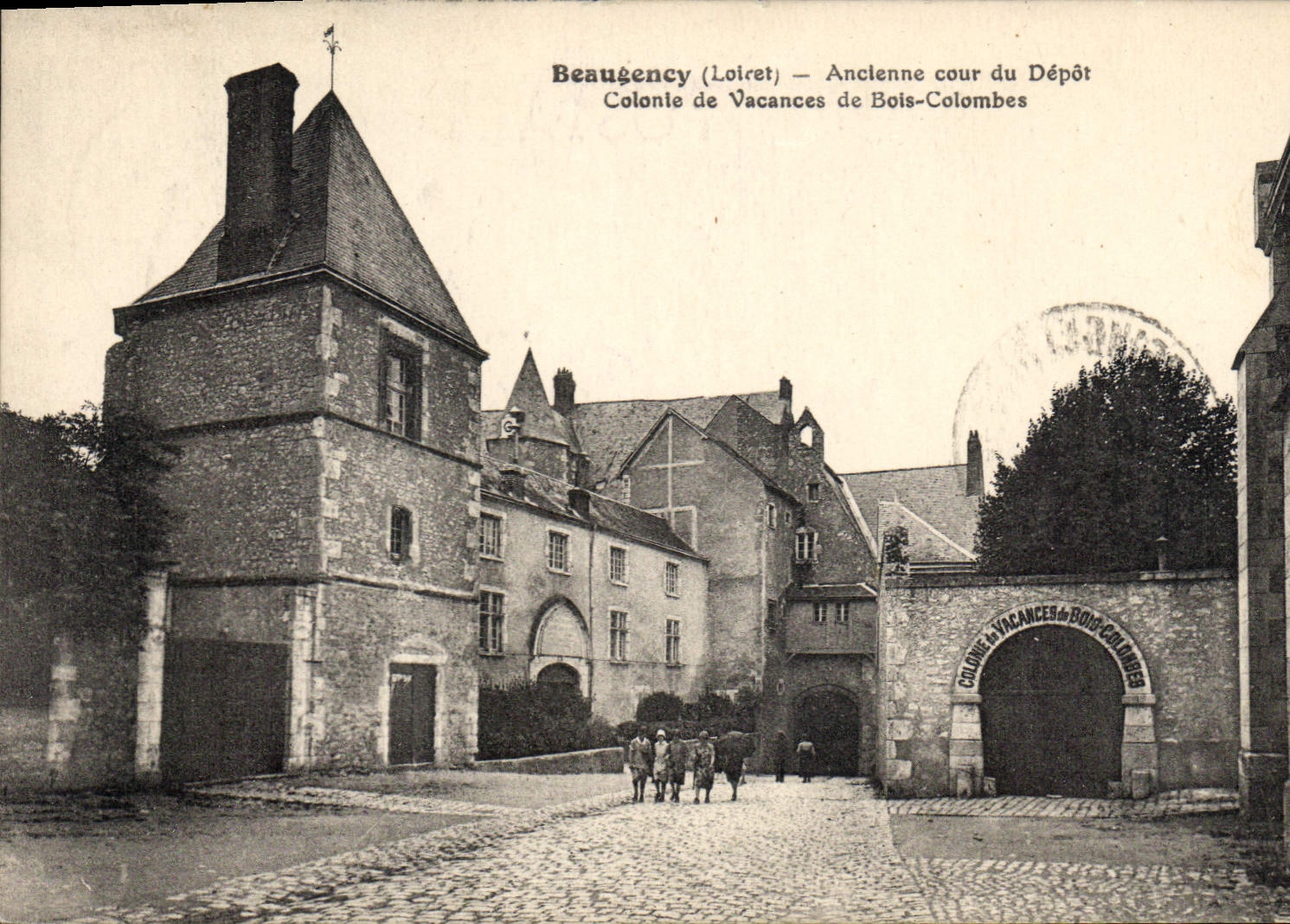 CPA Beaugency Loiret Ancienne cour du Depot Colonie de vacances de Bois Colombes