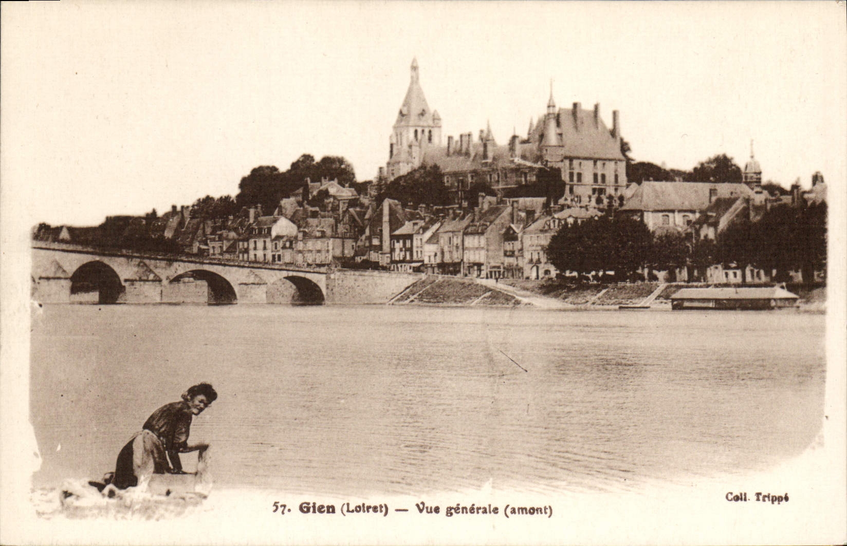 CPA Gien Loiret Vue generale amont 