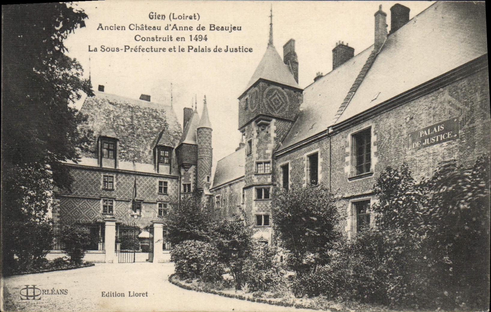 CPA Gien Loiret Ancien Chateau d'Anne de Beaujeu construit en 1494 La Sous Prefecture et le Palais d