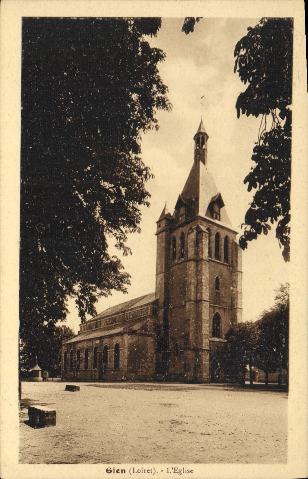 CPA Gien Loiret L'Eglise 