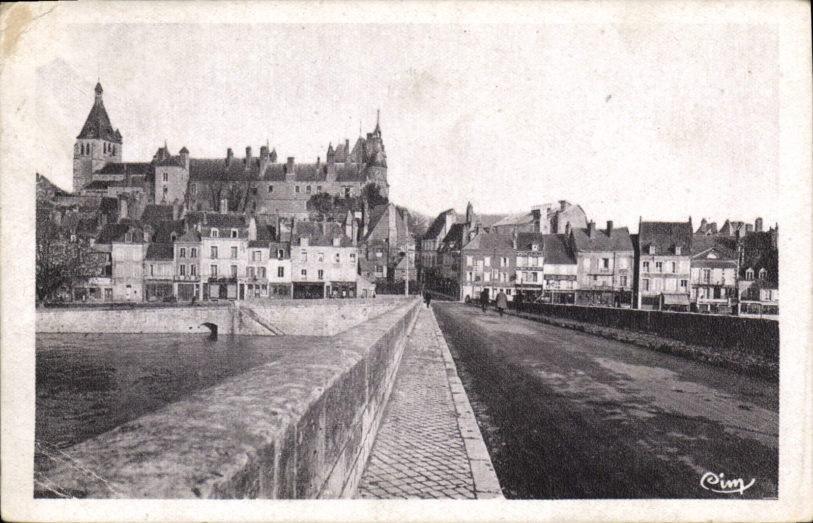 CPA Gien Loiret Vue generale 