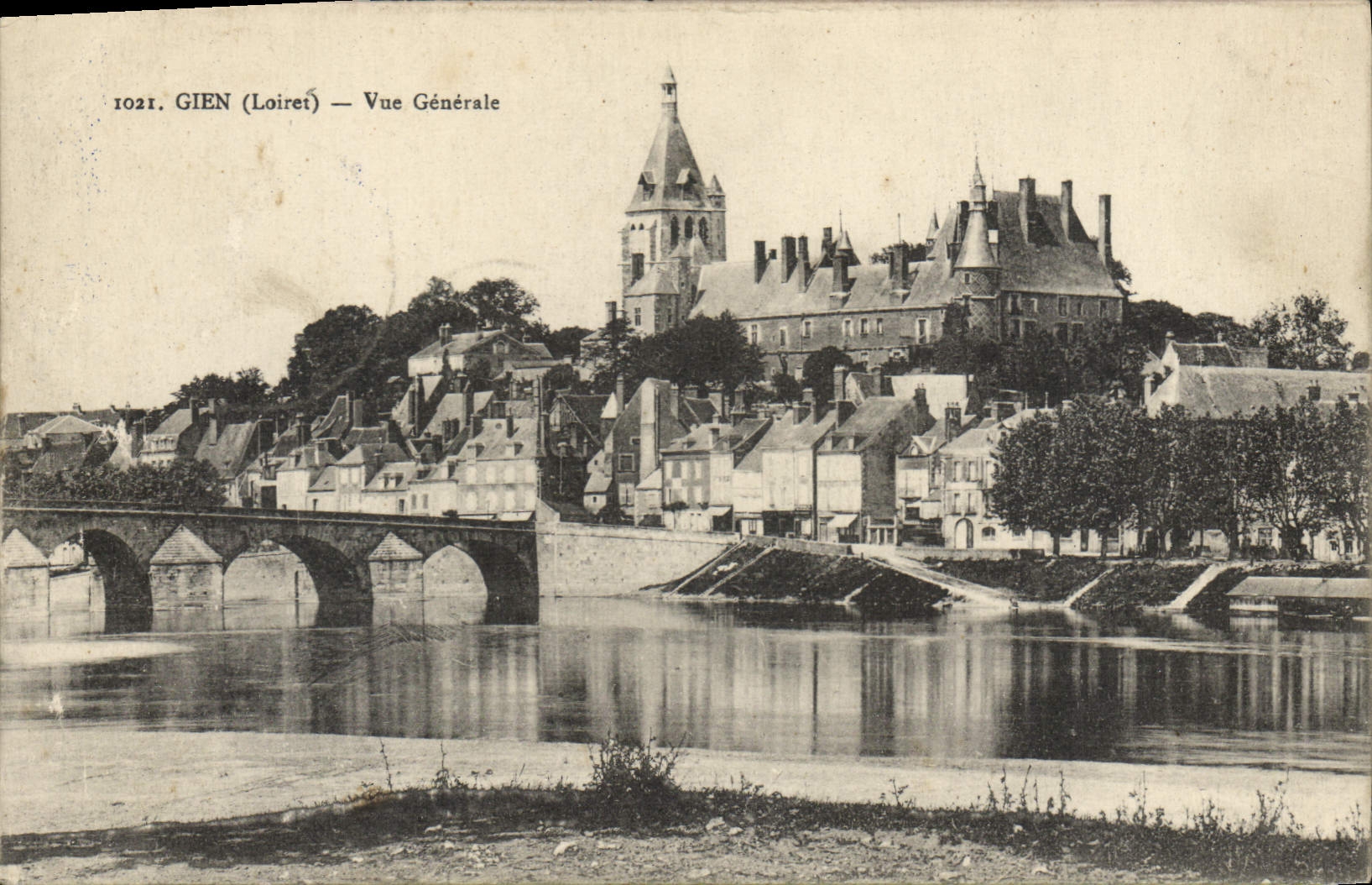 CPA Gien Loiret Vue generale 