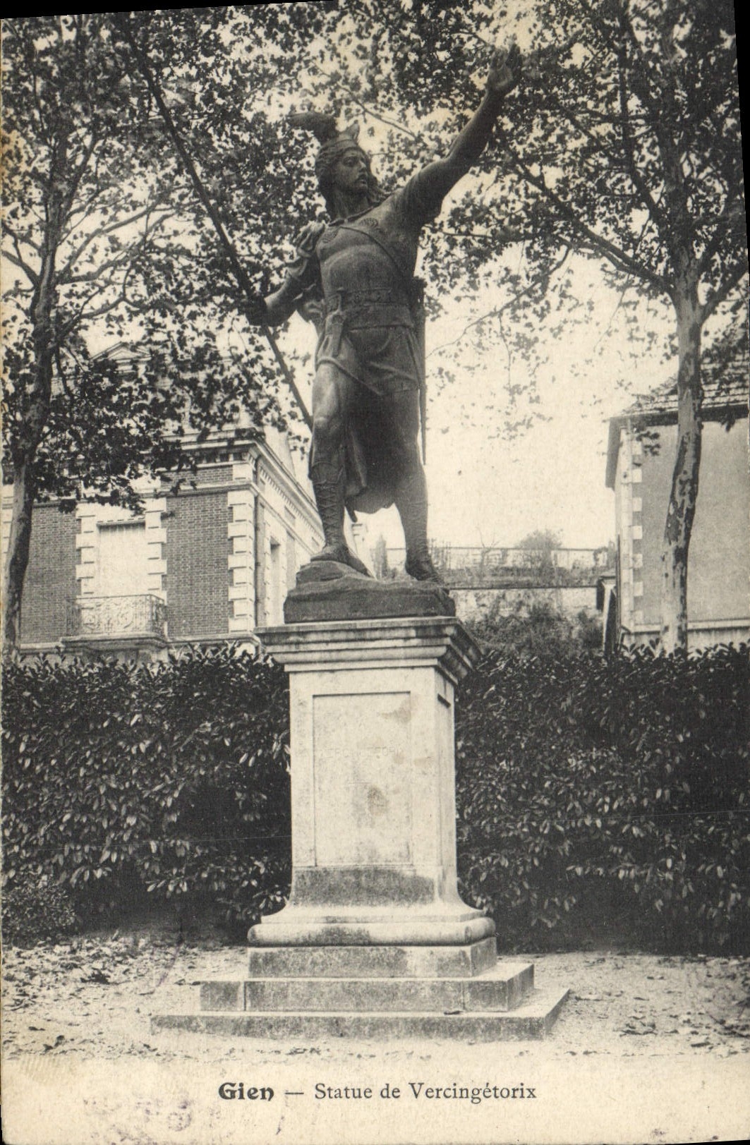 CPA Gien Loiret Statue de Vercingetorix 
