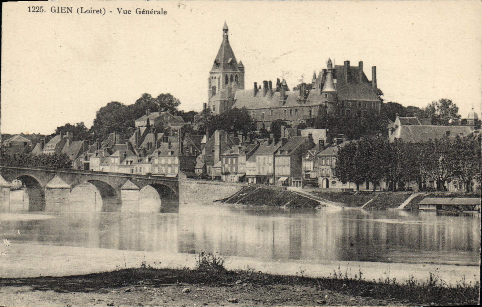 CPA Gien Loiret Vue generale 