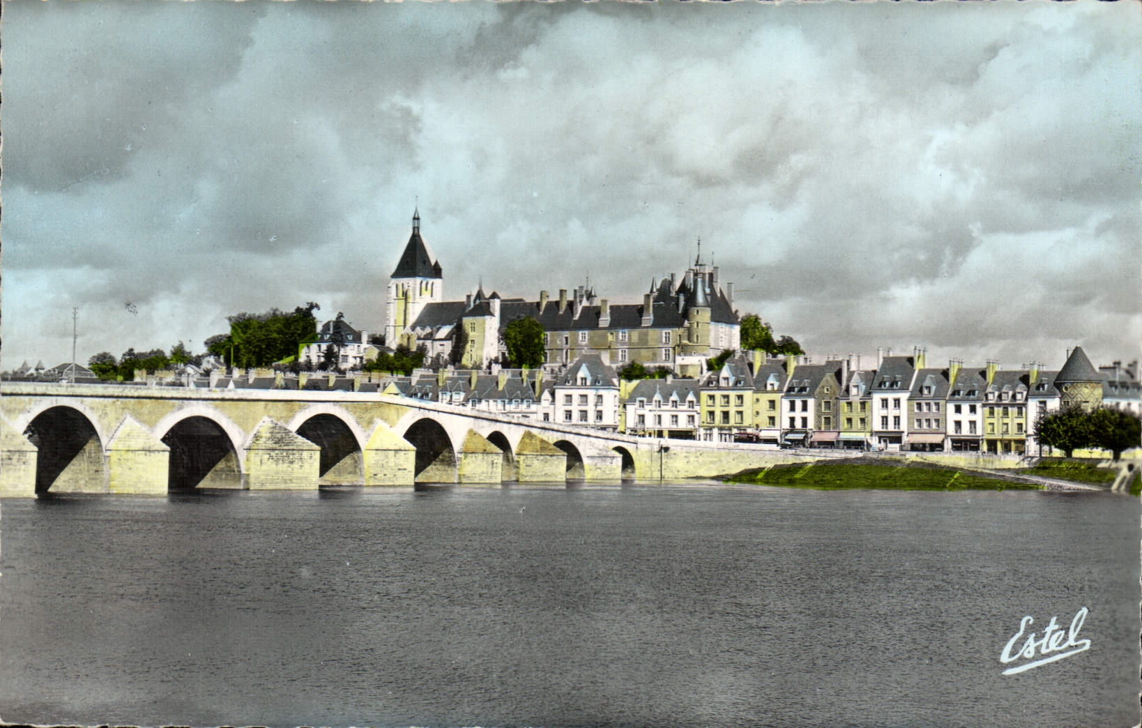 CPM Gien Vue dur la Loire la ville reconstruite et le Chateau