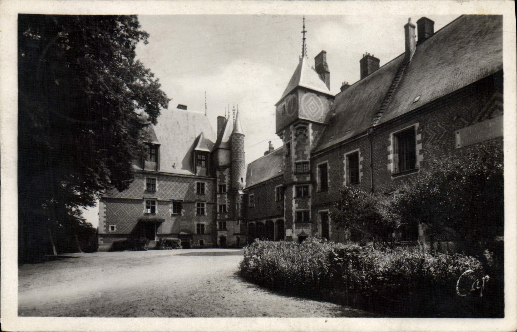 CPA Gien Loiret La Cour du Chateau 